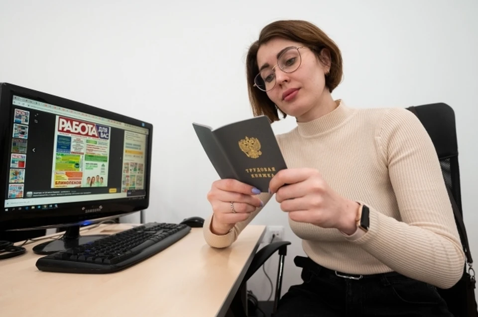 Книжка содержит полную информацию о трудовой деятельности гражданина, включая сведения о приеме на работу, переводах, увольнениях, должности и квалификации.