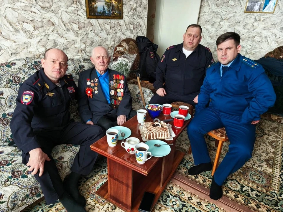Ветеран из Нижнеингашского района получил новый паспорт в преддверии 98-летия. Фото: краевое МВД