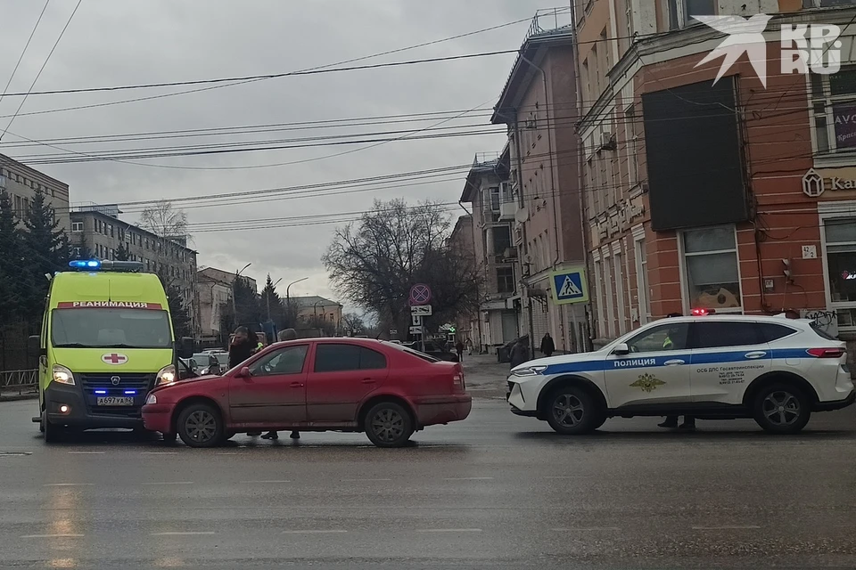 Машина реанимации попала в ДТП в центре Рязани.