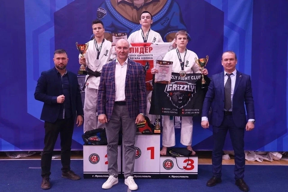 Дмитрий Подорожний (крайний слева) на пьедестале.
