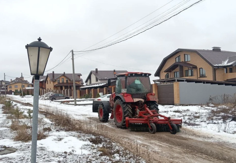 Тульские коммунальщики продолжают убирать город от снега и мусора.