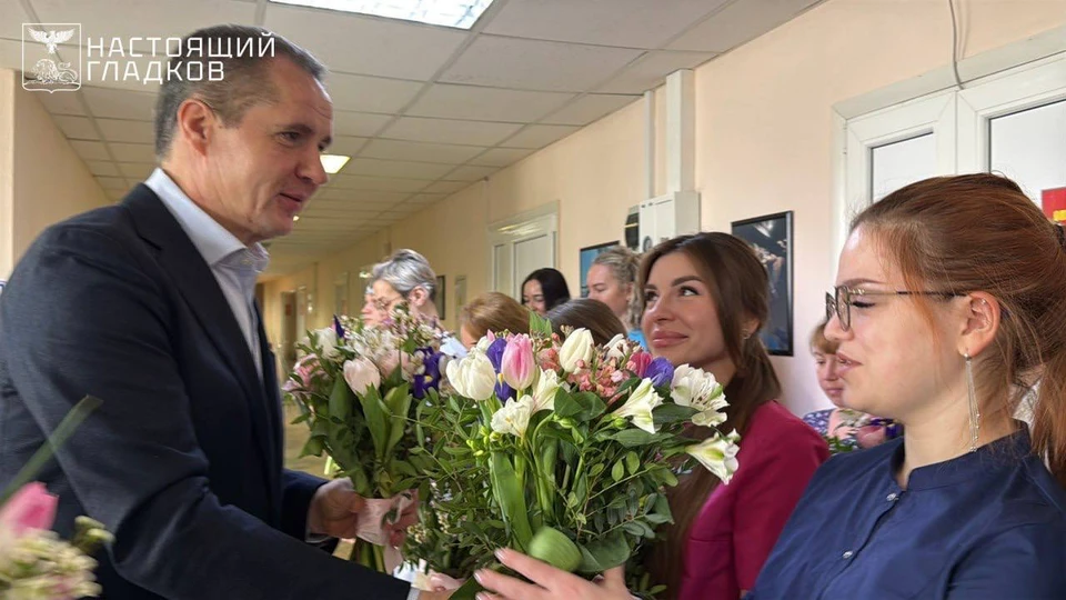Белгородский губернатор поздравил с наступающим 8 марта сотрудниц госпиталя