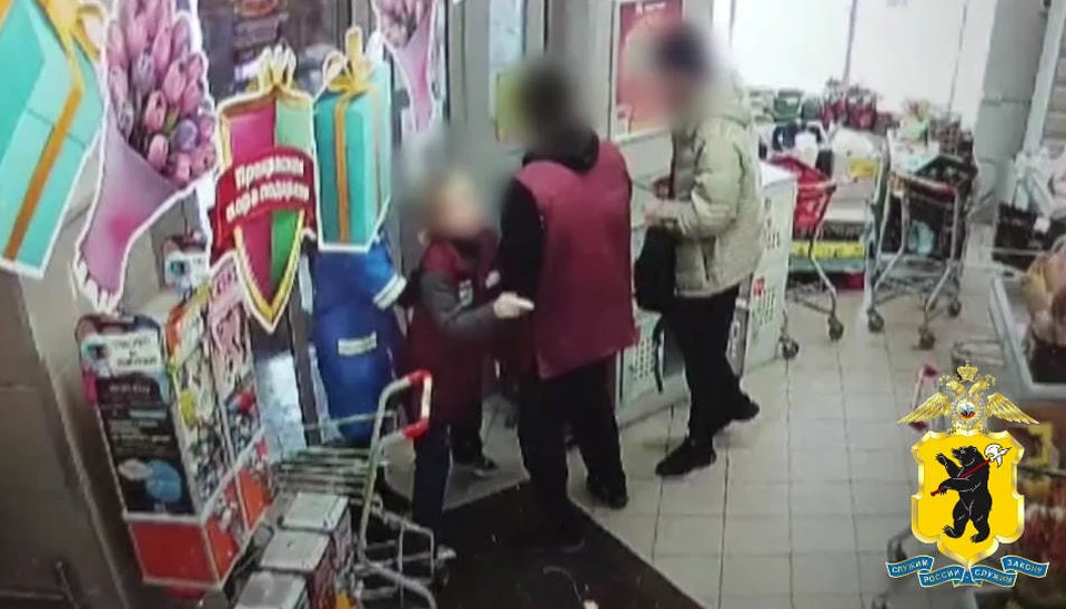 Злоумышленник, угрожая продавцу ножом, похитил продукты питания, которые позже продал