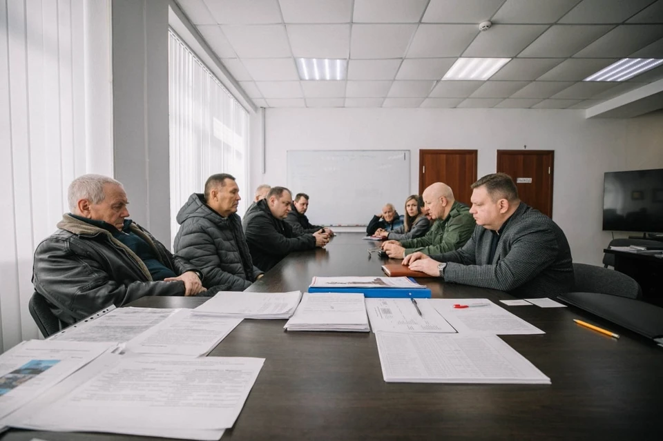 Глава Мариуполя Олег Моргун встретился с инициативной группой бывших сотрудников металлургического комбината «Азовсталь». Фото: ТГ/Моргун