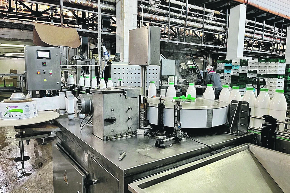 На заводе выпускают более 70 наименований продукции под тремя торговыми марками, объем переработки молока - до 160 тонн в сутки.