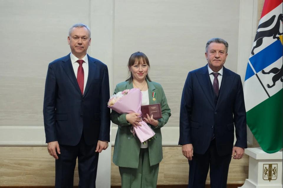 Губернатор Новосибирской области наградил многодетных матерей к 8 марта. Фото: правительство НСО.
