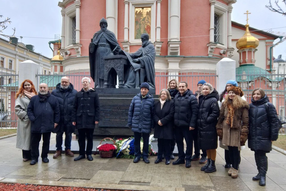 У памятника братьям Лихудам. Пятая справа - посол Греции в России Екатерина Ксагорари. Четвертый слева - посол Кипра в России Кипрос Йоргаллис. Фото: Левон Арутюнян