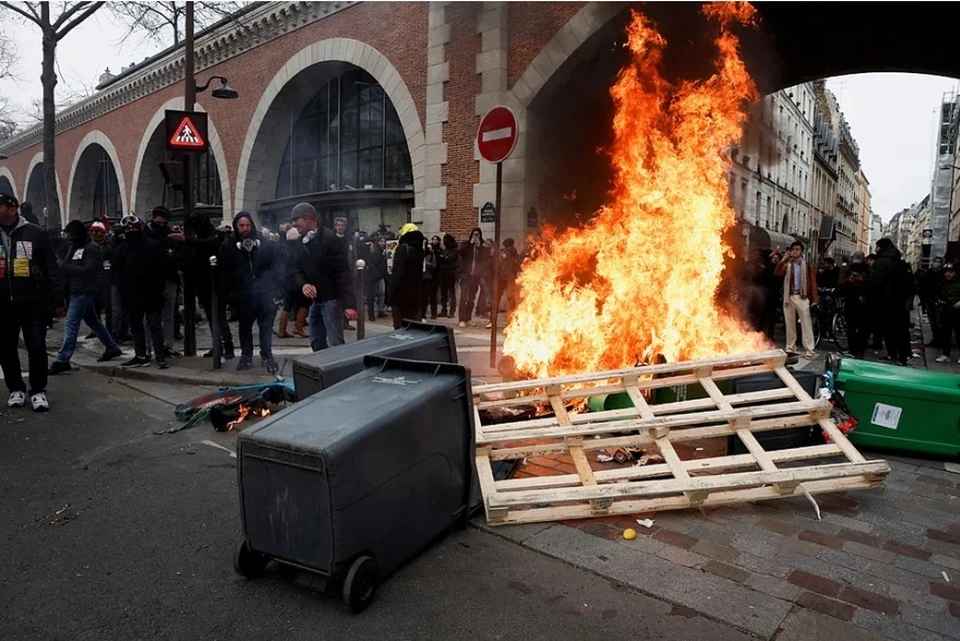 CLPress: В Париже полиция применила газ против участниц митинга за права женщин
