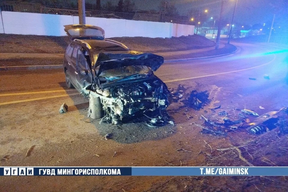 Наезд на осветительную мачту в Минске. Фото: УГАИ ГУВД Мингорисполкома.