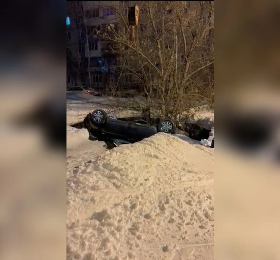Опасный участок, диаметром 7 метров и глубиной 8 метров, огородили. Фото: УГЗ Уфы.
