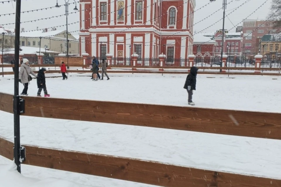 Потепление подпортило покрытие площадок. Фото: мэрия