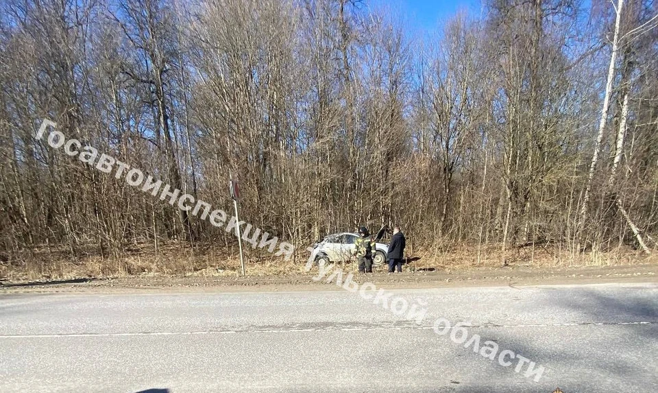 В Одоевском районе автоледи на машине Renault перевернулась в кювет.