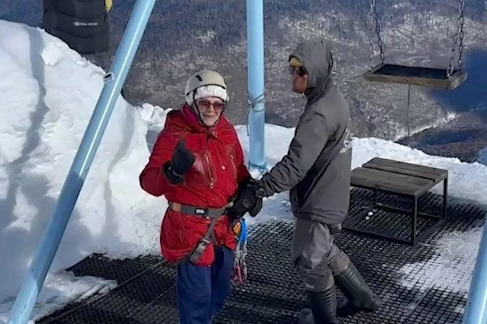 В Сочи 83-летняя пенсионерка прокатилась на качелях на высоте 2320 метров