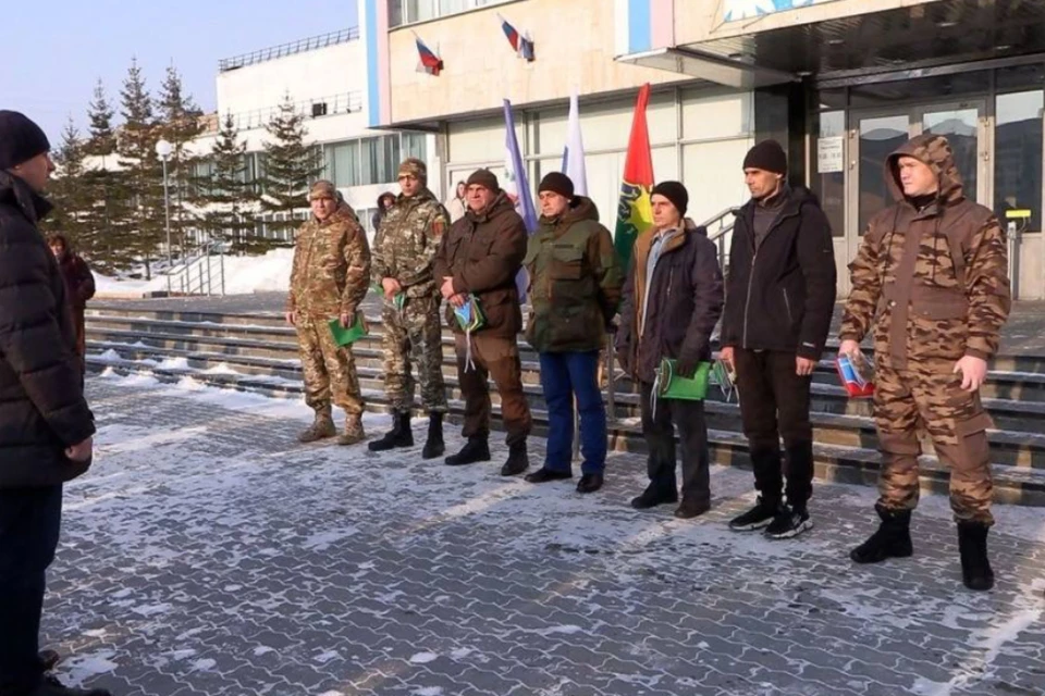 Девять добровольцев из Братска отправились в зону СВО. Фото: администрация Братска.