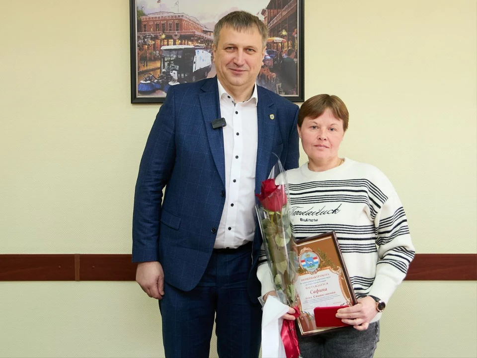 Мэр поздравил с 8 марта сотрудниц МП «Благоустройство». Фото: телеграм-канал Ивана Носкова
