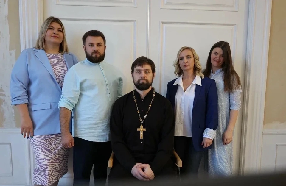 Среди учителей в школе есть даже священник. Фото: ШДВР «Воспитание сердцем» / Vk.com