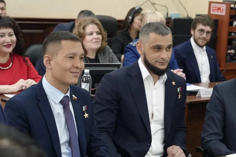 Герои России Амыр Аргамаков и Данияр Джартанов. Фото: Андрей Сороко