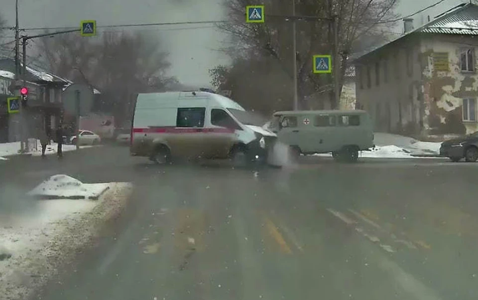 ДТП с участием автомобиля скорой и УАЗа произошло на перекрёстке в Новосибирске. Фото: кадр из видео "АСТ-54".