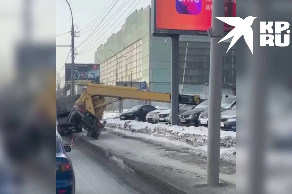 Машина оказалась под завалом. Фото: стоп-кадр из видео очевидца.