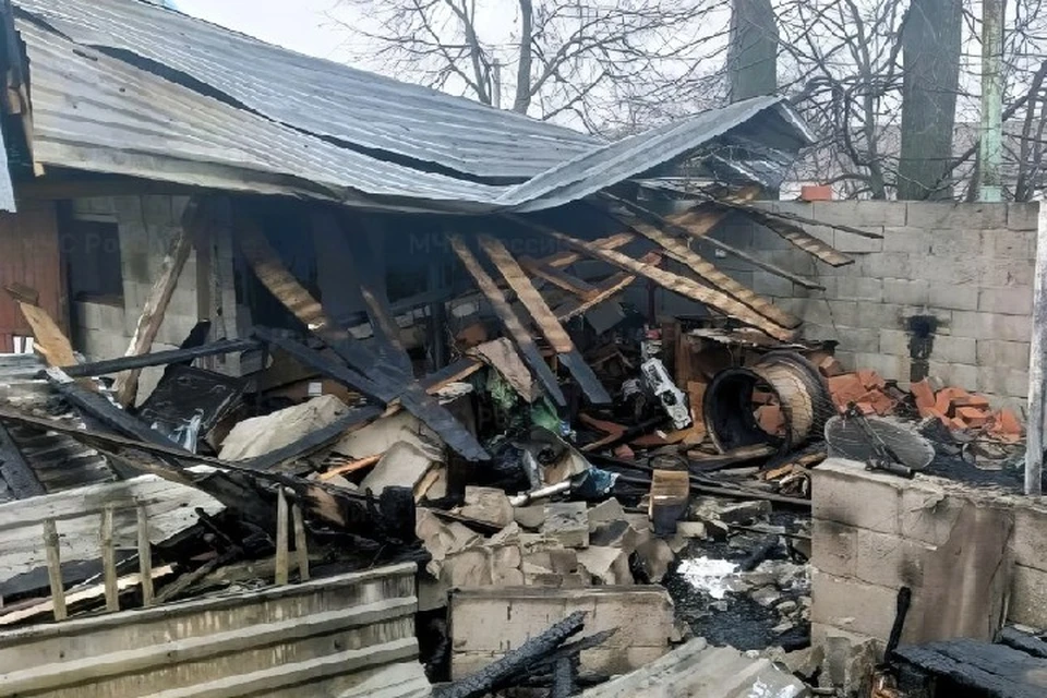 Ударной волной были разрушены стены, начался пожар. Фото: МЧС Чувашии