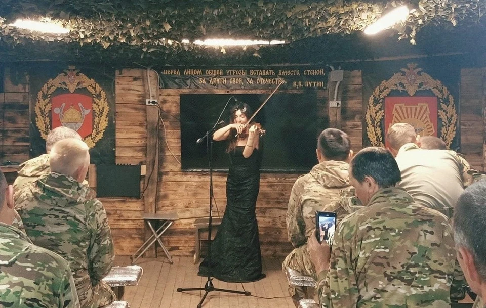 Рипсимэ Айрапетянц играет классику для бойцов в блиндажах, столовых, на полигонах. Фото: Личный архив