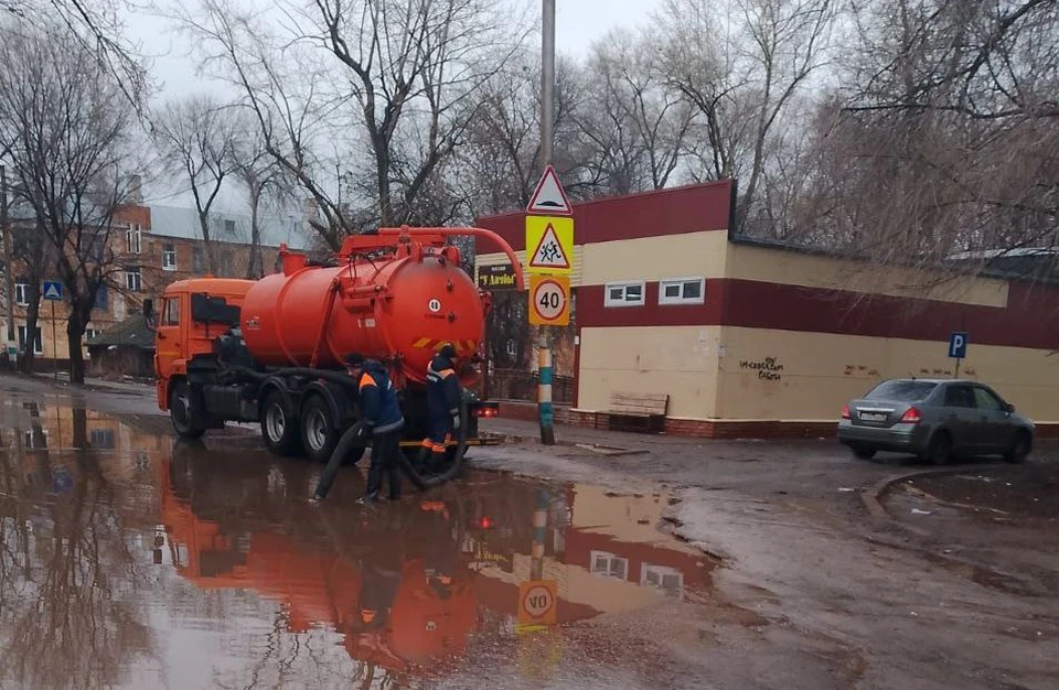 В Ульяновске возле второй проходной Авиастара откачали воду с проезжей части | ФОТО: администрация Ульяновска