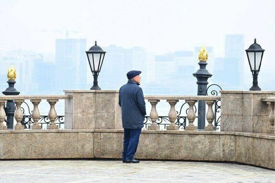 На снимке глава республики смотрит вдаль.