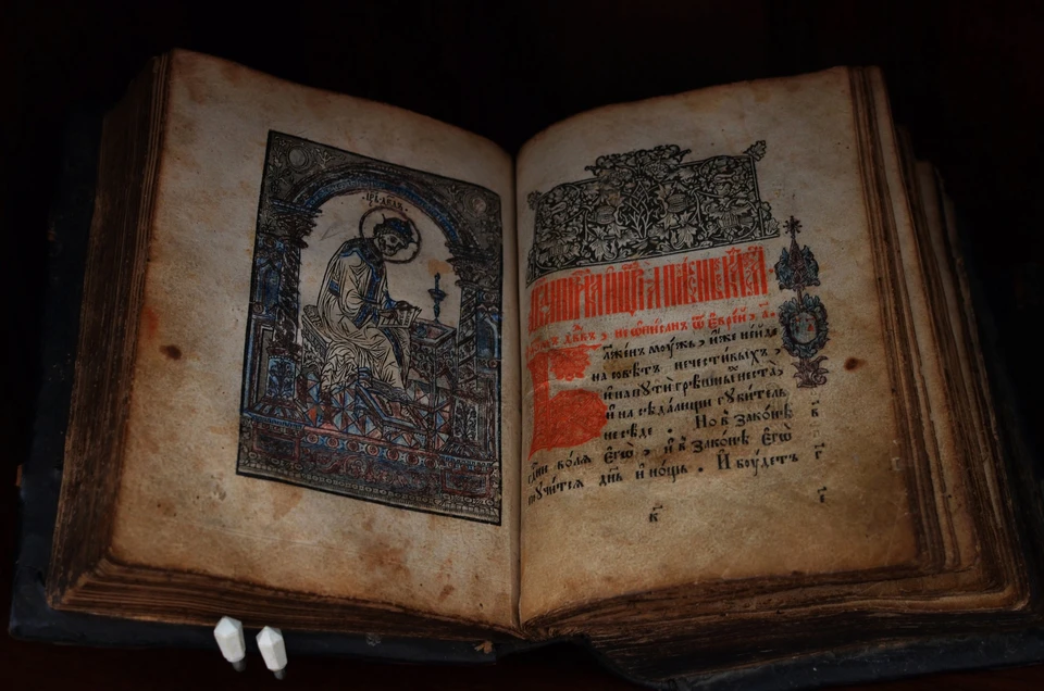 Книга весит целых 9 килограмм. Фото: Челябинская митрополия