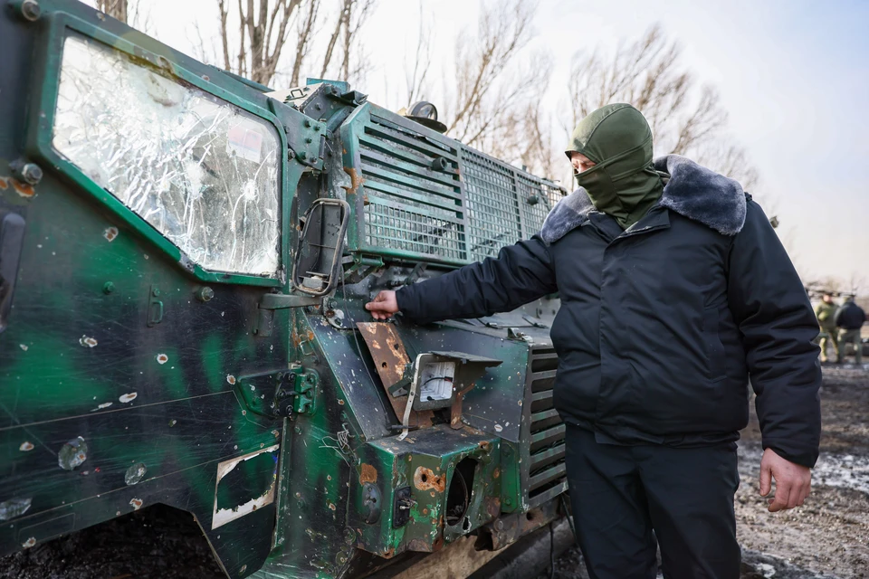Военнослужащий у трофейного бронеавтомобиля Pinzgauer Vector. Фото: Александр Река/ТАСС.