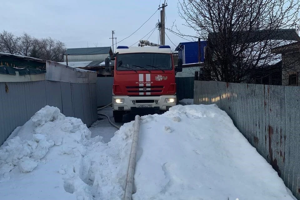 К моменту прибытия спасателей дом горел по всей площади. Фото: МЧС России по Оренбургской области