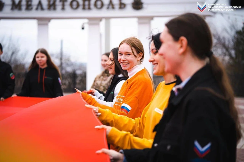 В Мелитополе на площади Победы развернули огромный флаг