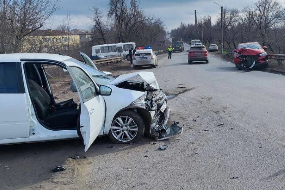 Сотрудники полиции разбираются в обстоятельствах ДТП. ФОТО: УГИБДД МВД по Луганской Народной Республике