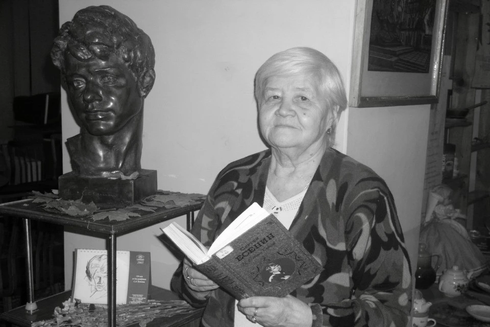 Валентина Евгеньевна была создательницей школьного музея С.А. Есенина, старейшего в стране. Фото: www.libkids51.ru