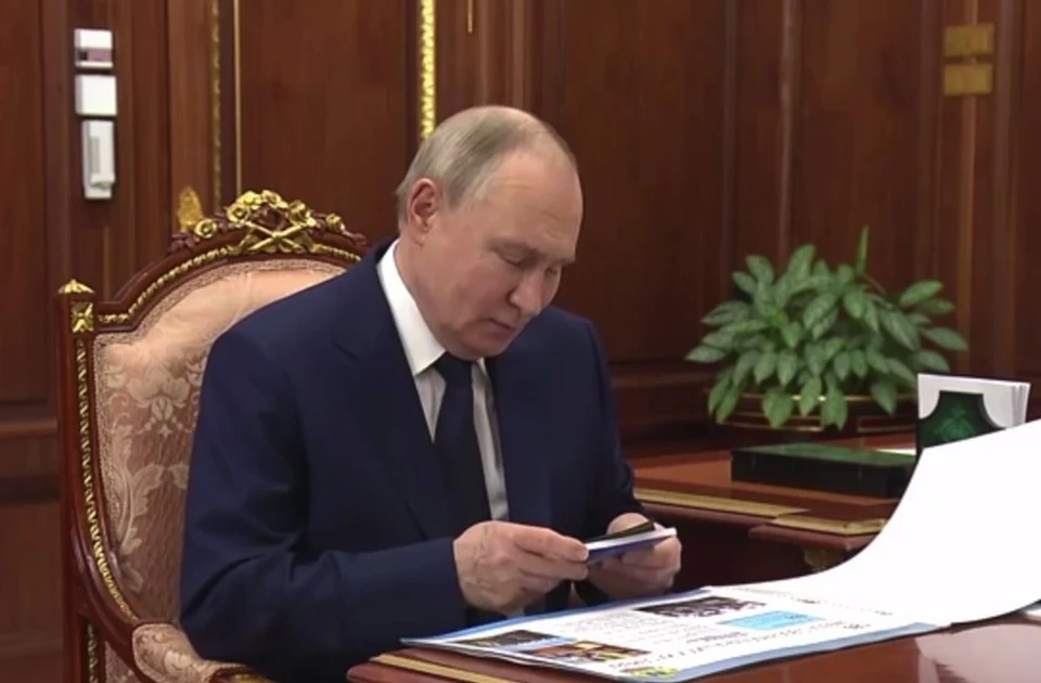 Фото: Глава региона передал Президенту сборник патриотических стихов, написанных костромскими военнослужащими.