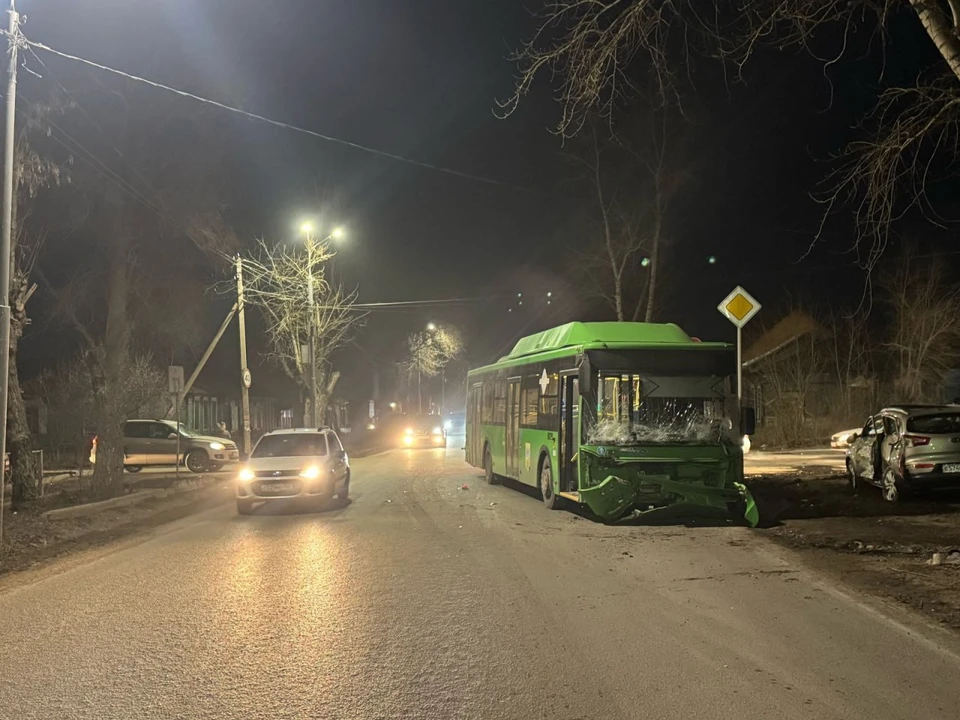 В салоне маршрутки находились пять пассажиров. Предварительно они не пострадали.