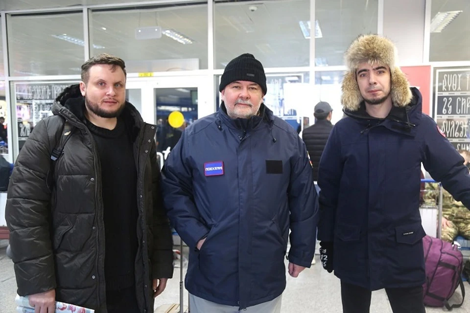 Писатель-фантаст Сергей Лукьяненко (в центре) и пранкеры Вован и Лексус. Фото: аэропорт Якутска