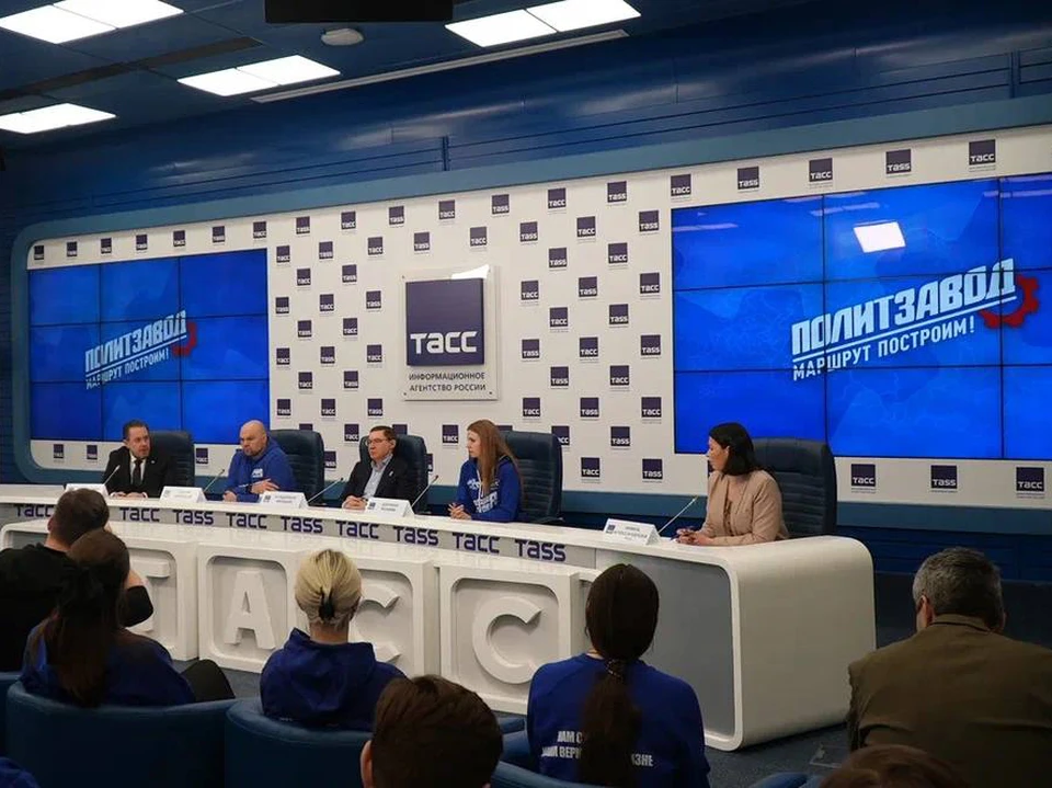 Секретарь Генсовета «Единой России» Владимир Якушев рассказал о новом проекте для молодых людей «ПолитЗавод». Фото: ER.RU.