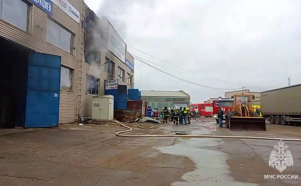 Производственное предприятие загорелось на улице Федосеенко в Нижнем Новгороде. Фото: ГУ МЧС России по Нижегородской области.
