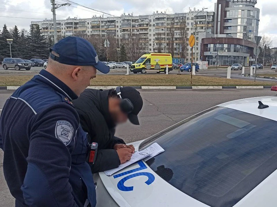 В Белгороде автоинспекторы проверяют на соблюдение ПДД водителей мототранспорта и СИМ. фото: УМВД региона.