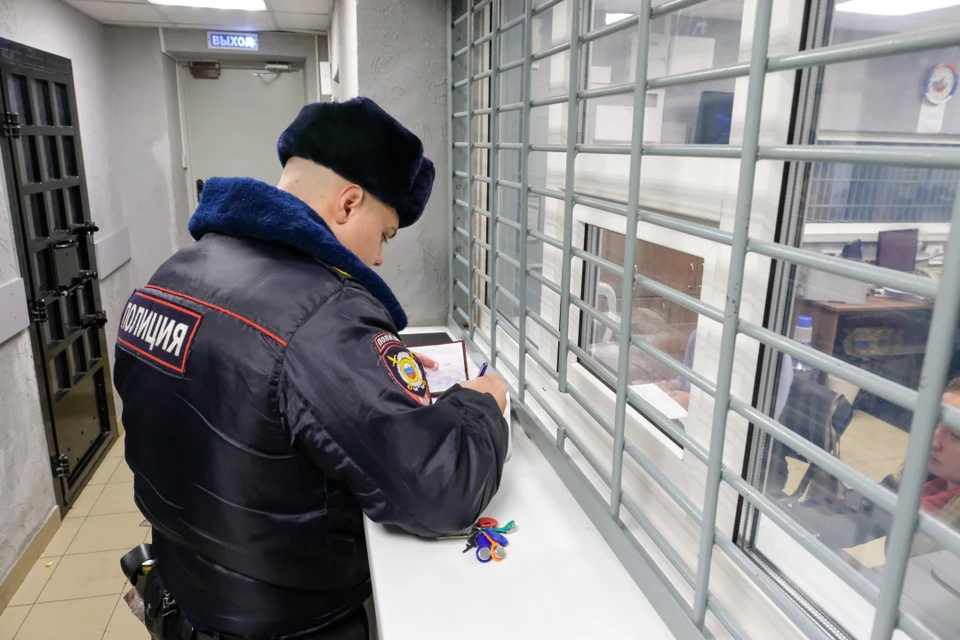 Хулигана доставили в отдел полиции.