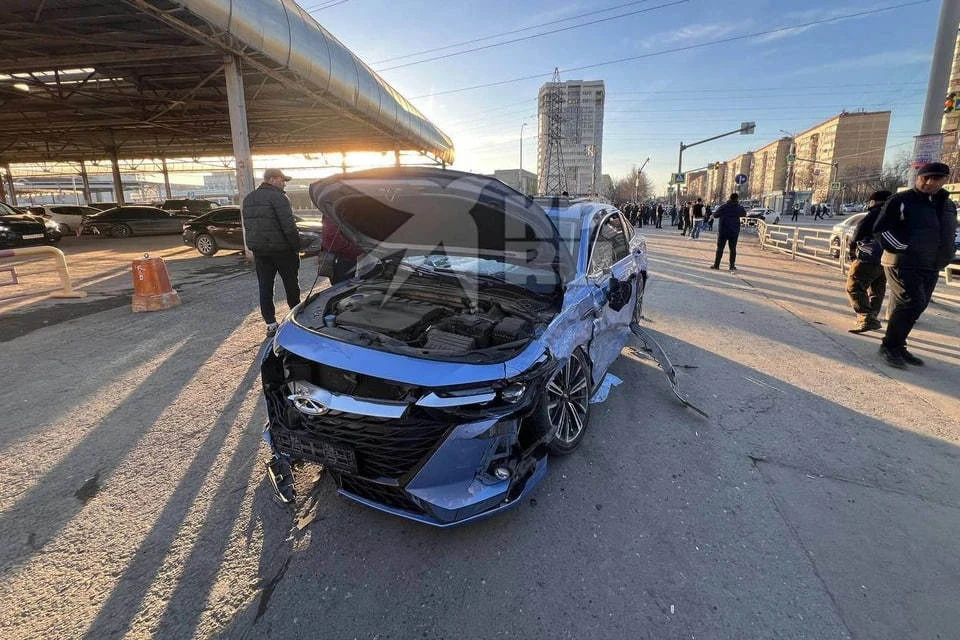 В ДТП иномарка вылетела на тротуар и сбила пешеходов