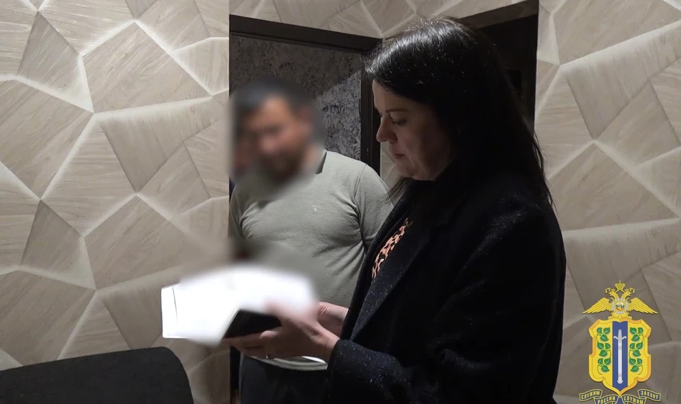 С владельцем квартиры полицейские провели беседу и напомнили ему об обязательствах, возложенных на принимающую сторону. Скриншот видеозаписи УМВД России по Липецкой области.