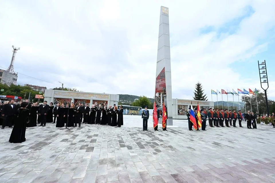 В каждом "Городе трудовой доблести" появляется стела. Фото: пресс-служба правительства.