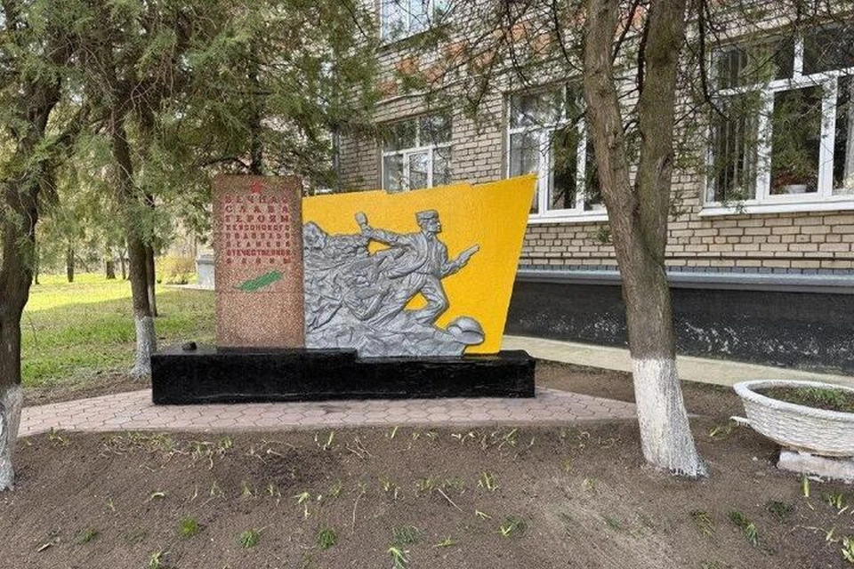 Военные памятники в регионе восстанавливают силами шеф-регионов. Фото: администрация Херсонской области
