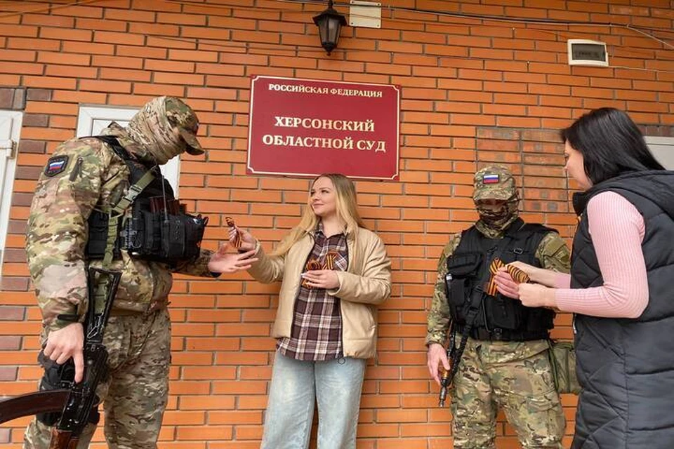 Георгиевскую ленточку раздали работникам и посетителям Херсонского облсуда. Фото: Херсонский областной суд
