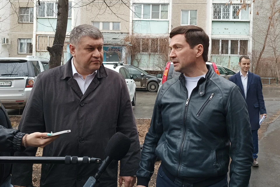 Алексей Лошкин (справа) дал поручения по уборке не только заместителям, но и главам районов.