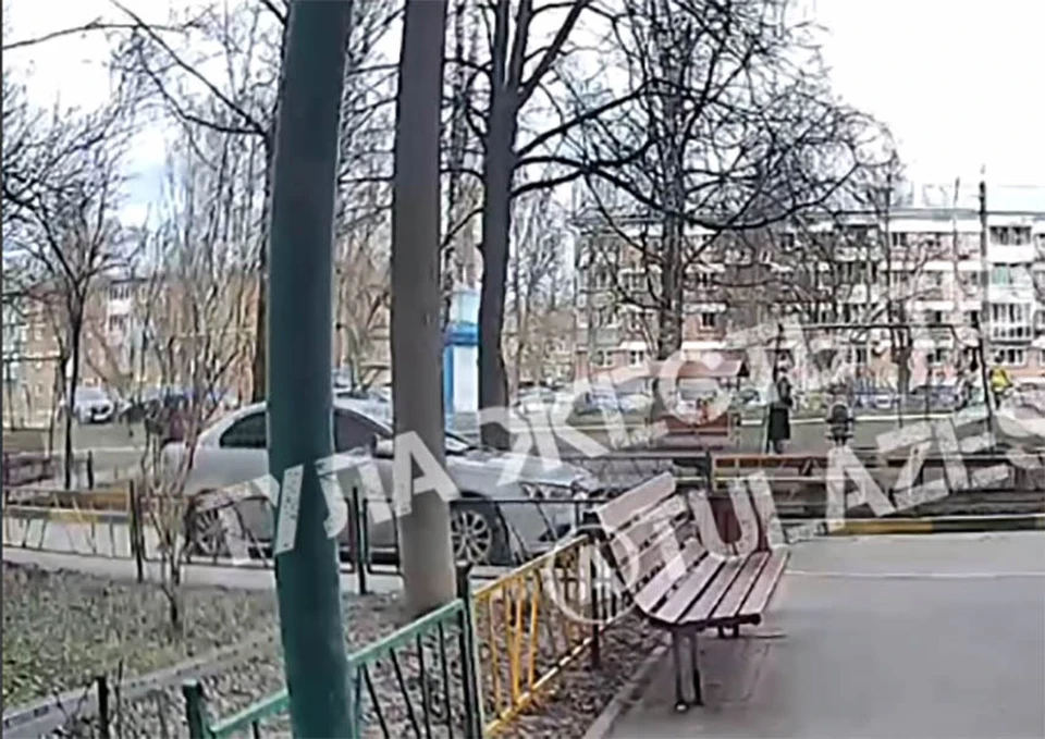 Пенсионерка попала под колеса иномарки во дворе дома на улице Пузакова в Туле. Фото: "Тула Жесть".