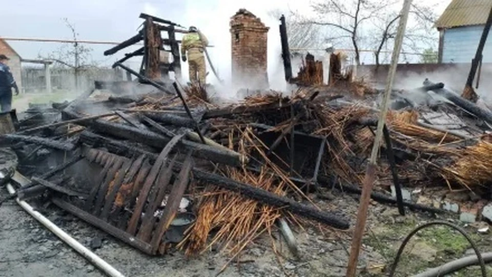 В результате хлопка загорелась кровля