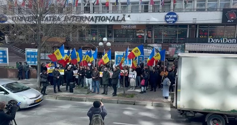 Представители и сторонники блока «Победа» провели флешмоб у офиса НАТО. Фото:скриншот видео