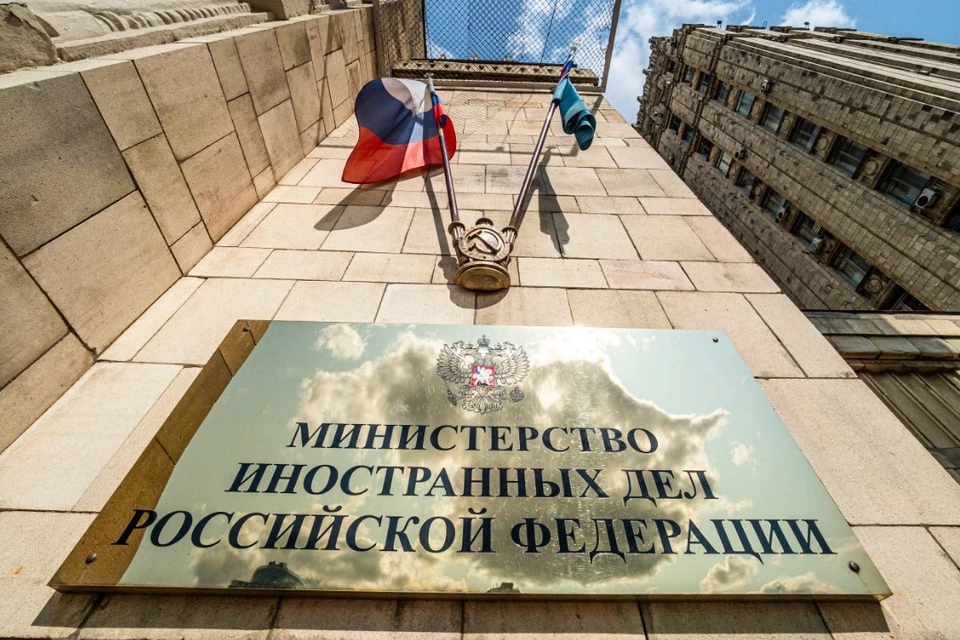 МИД РФ провел демарш поверенному в делах Эстонии из-за вандализма на кладбище